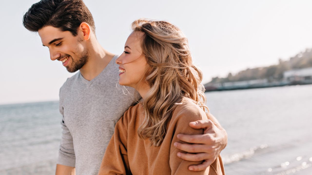16 Signs That She Loves You But Is Scared To Tell You